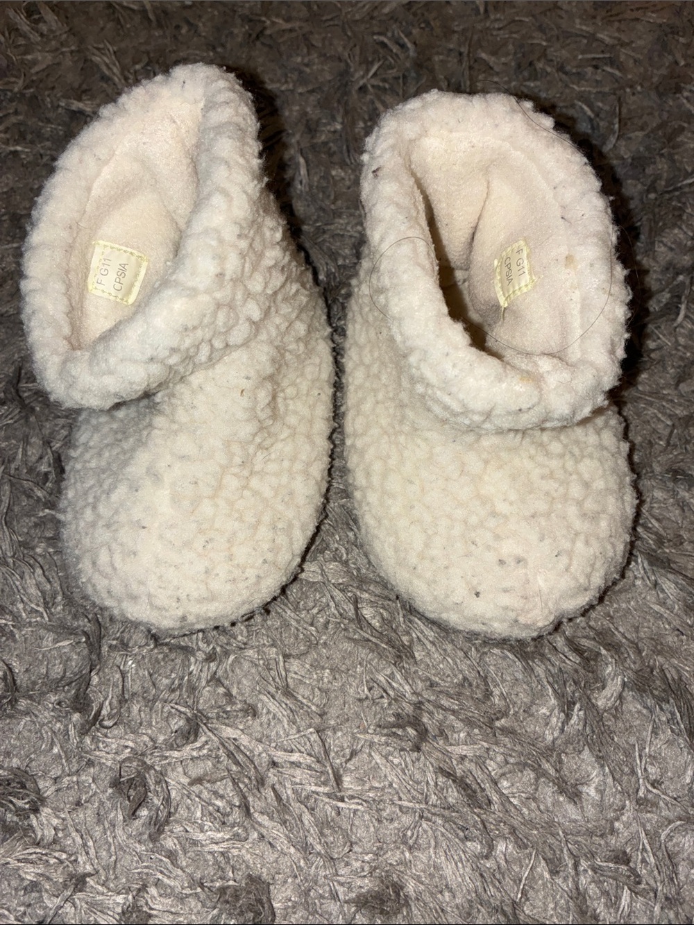 Cozy Sherpa acorn Baby Booties in Cream 12-18 months